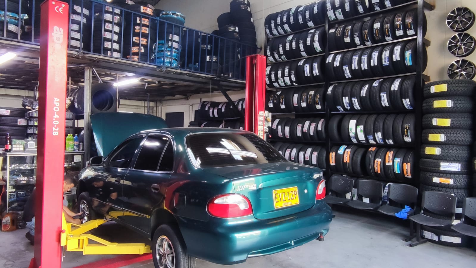 Local de llantas Los Montañeros en Medellín — Calle 64C # 75-30